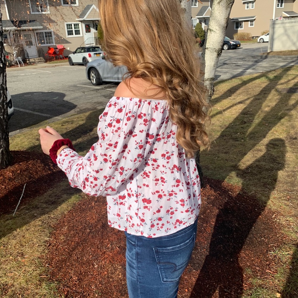 Very pretty off the shoulder floral top